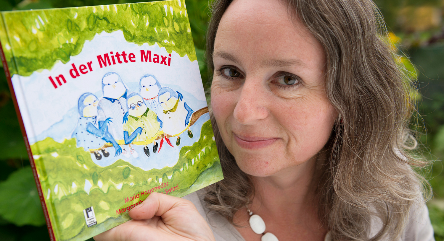 Die Autorin Maria Hageneder mit ihrem frisch gedrucktem neuen Buch "In der Mitte Maxi"